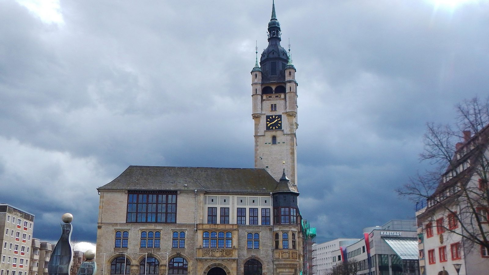 Das Dessauer Rathaus mit seinem Turm am Marktplatz, Einsatzgebiet von Dessavia Gutachten
